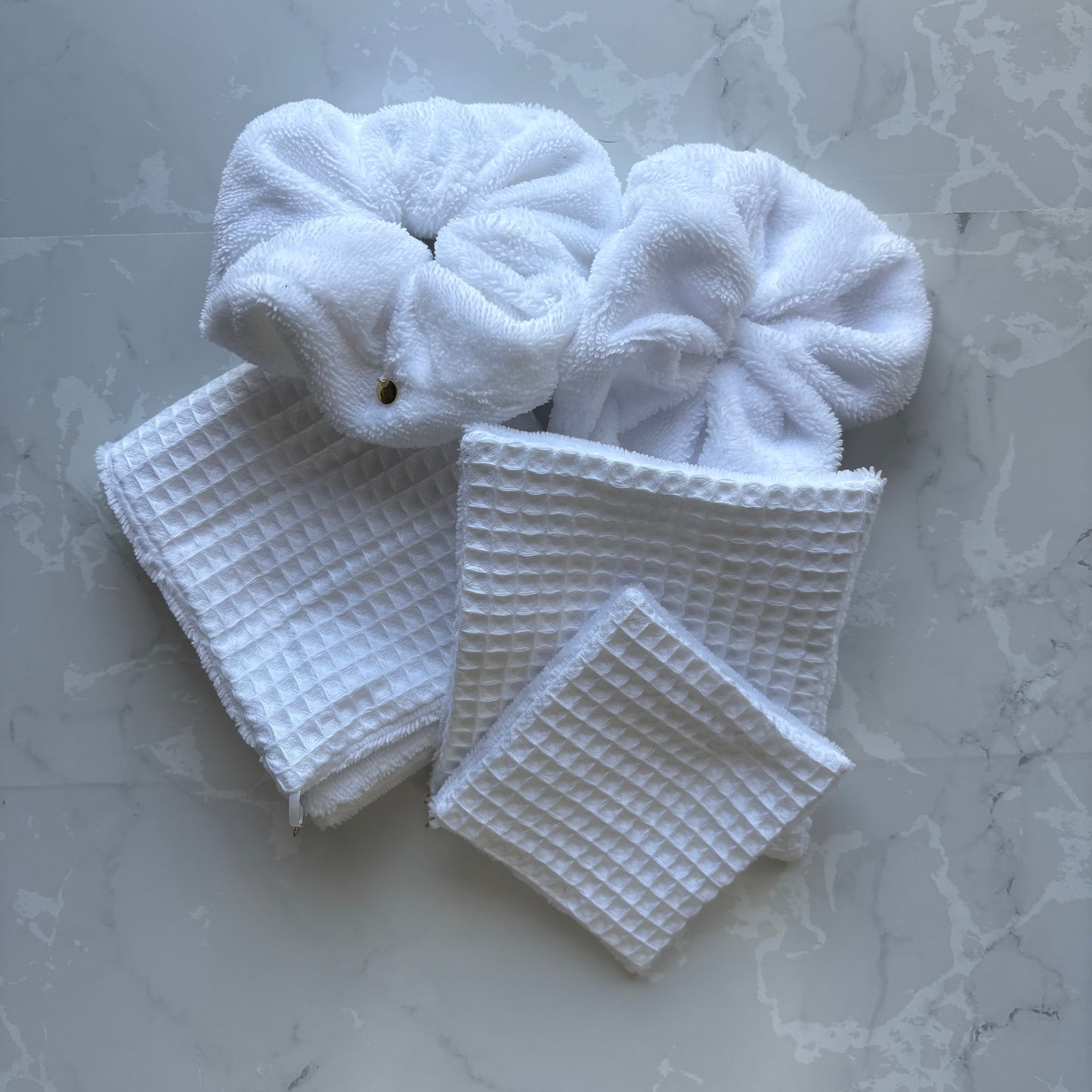Coton, lingette, serviette visage et machettes en éponge bambou et nid d'abeille blanc avec logo en médailllon doré