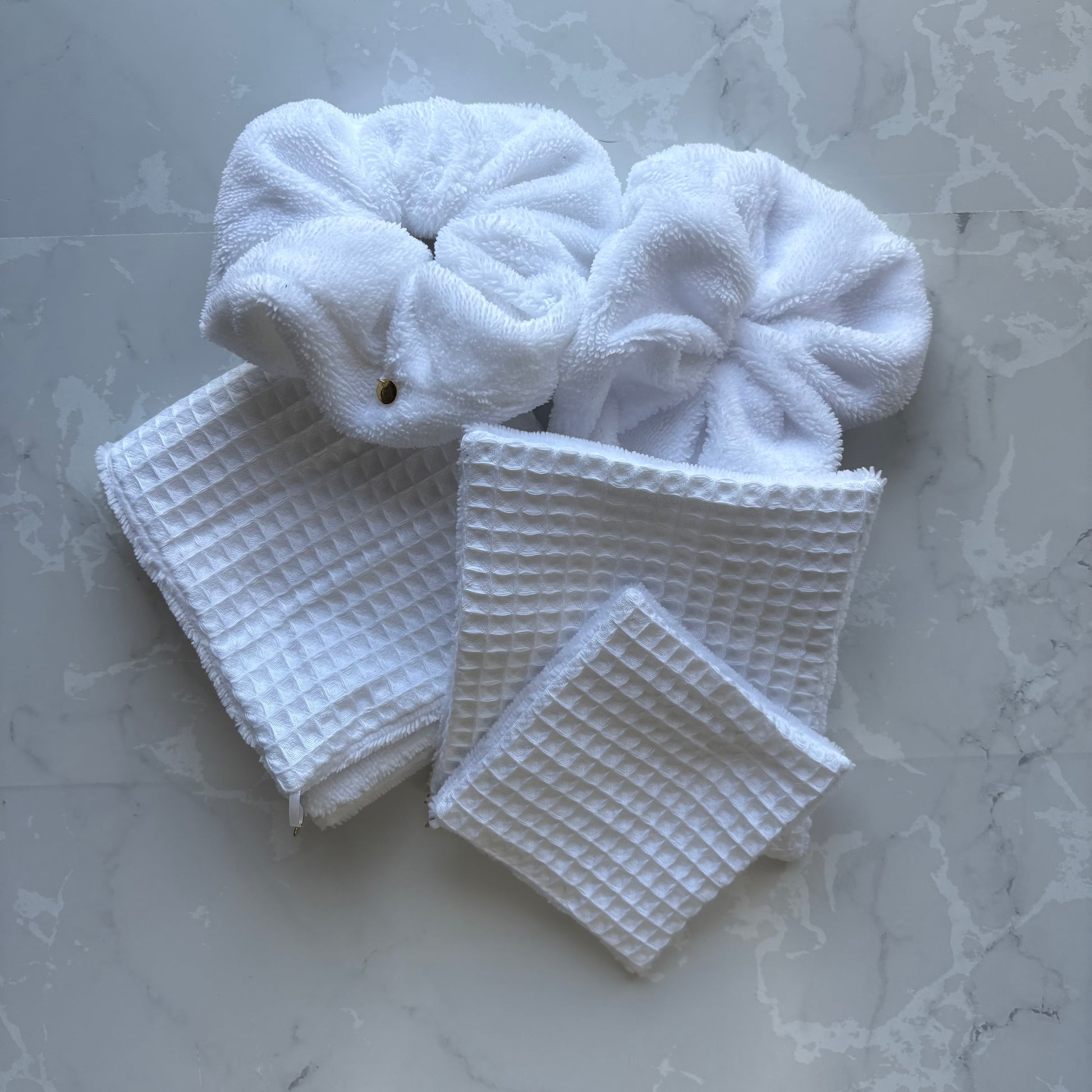 Coton, lingette, serviette visage et machettes en éponge bambou et nid d'abeille blanc avec logo en médailllon doré