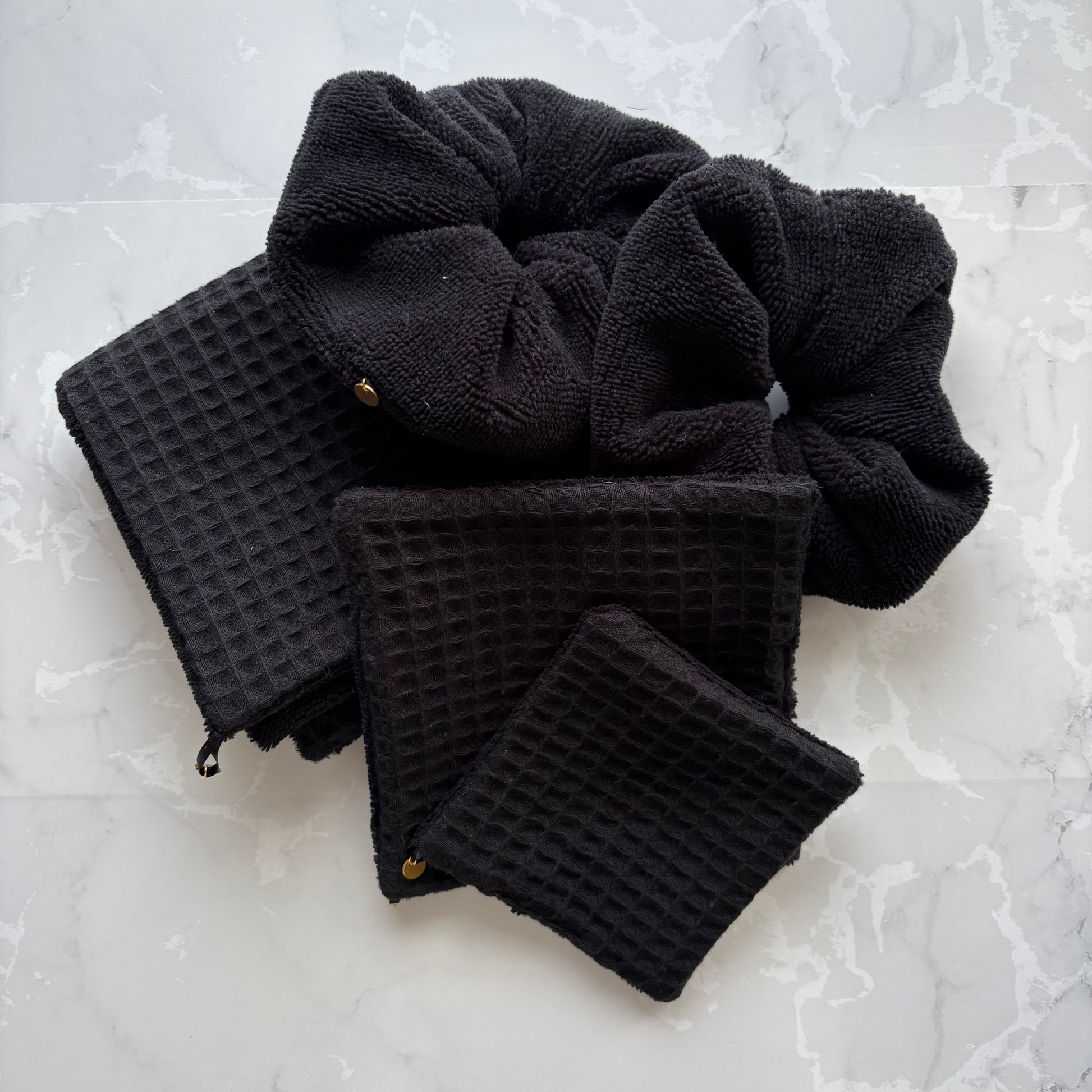 Coton, lingette, serviette visage et machettes en éponge bambou et nid d'abeille noir avec logo en médailllon doré