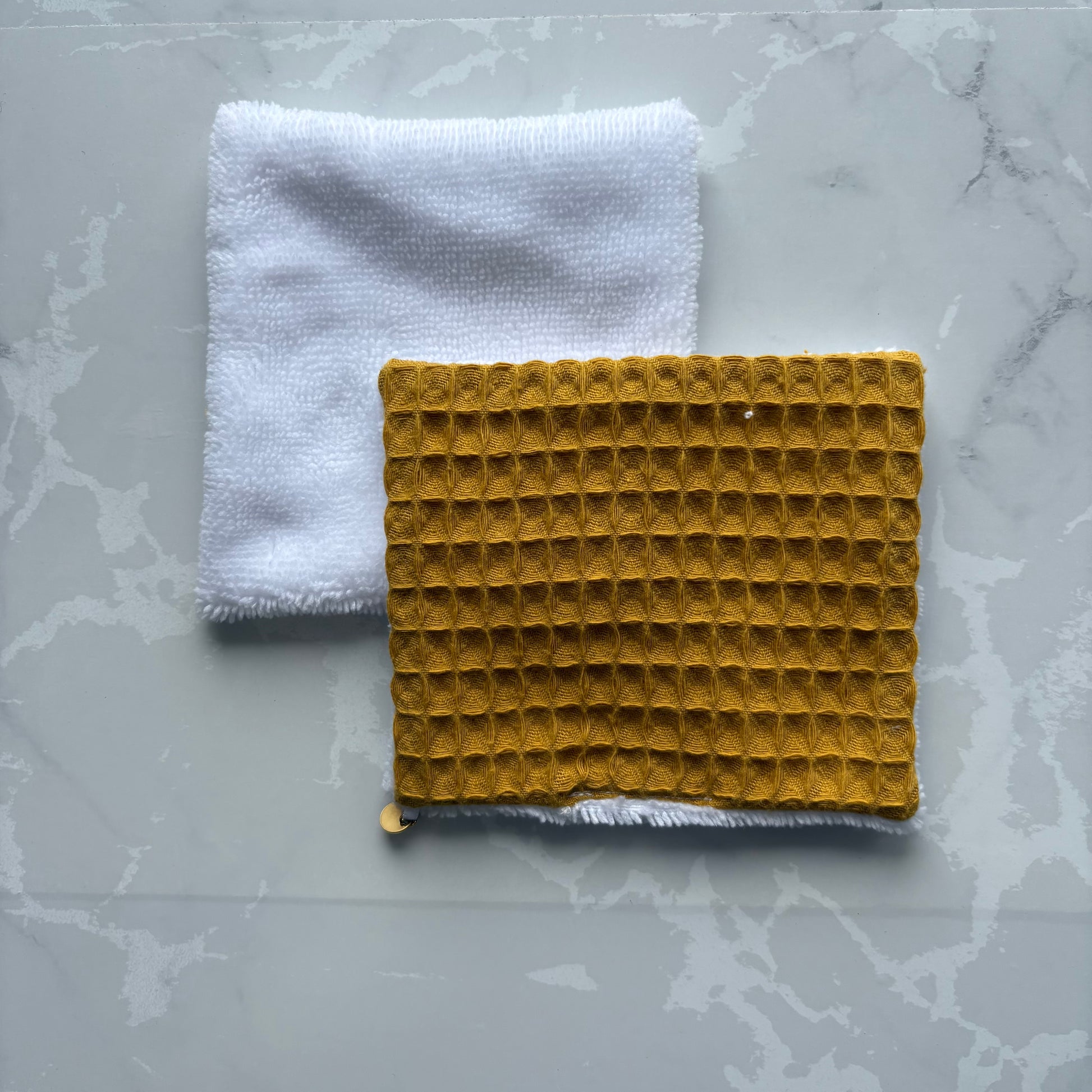 Coton réutilisable en éponge bambou blanc et nid d'abeille moutarde avec logo en médaillon