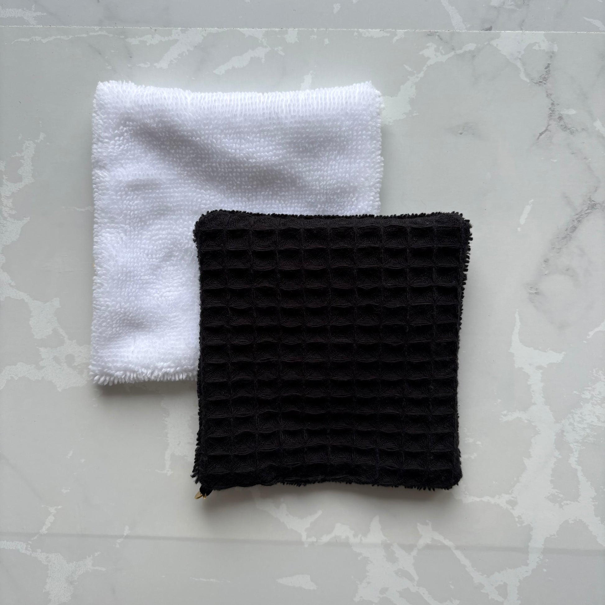 Coton réutilisable en éponge bambou et nid d'abeille noir avec logo en médaillon