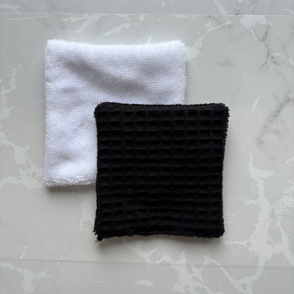 Coton réutilisable en éponge bambou et nid d'abeille noir avec logo en médaillon