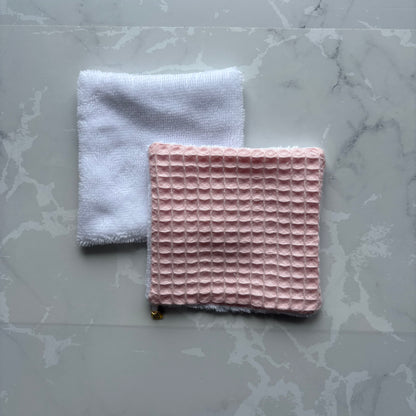 Coton réutilisable en éponge bambou blanc et nid d'abeille rose avec logo en médaillon
