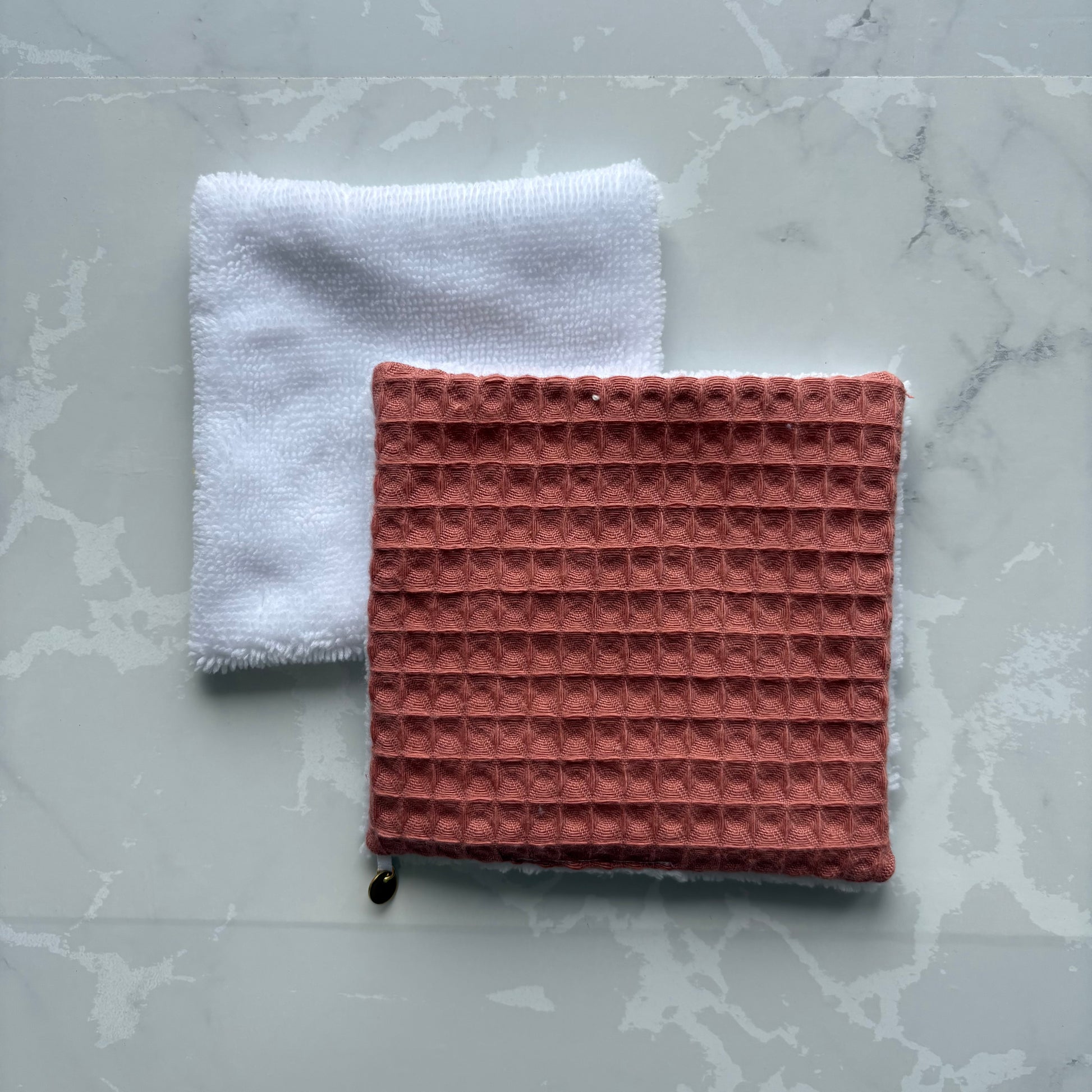 Coton réutilisable en éponge bambou blanc et nid d'abeille terracotta avec logo en médaillon