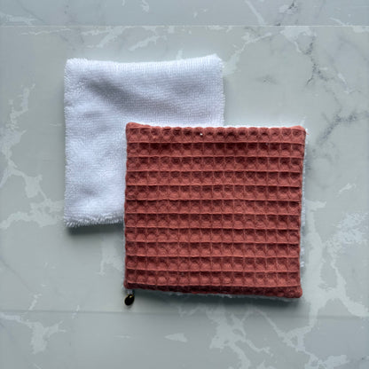 Coton réutilisable en éponge bambou blanc et nid d'abeille terracotta avec logo en médaillon