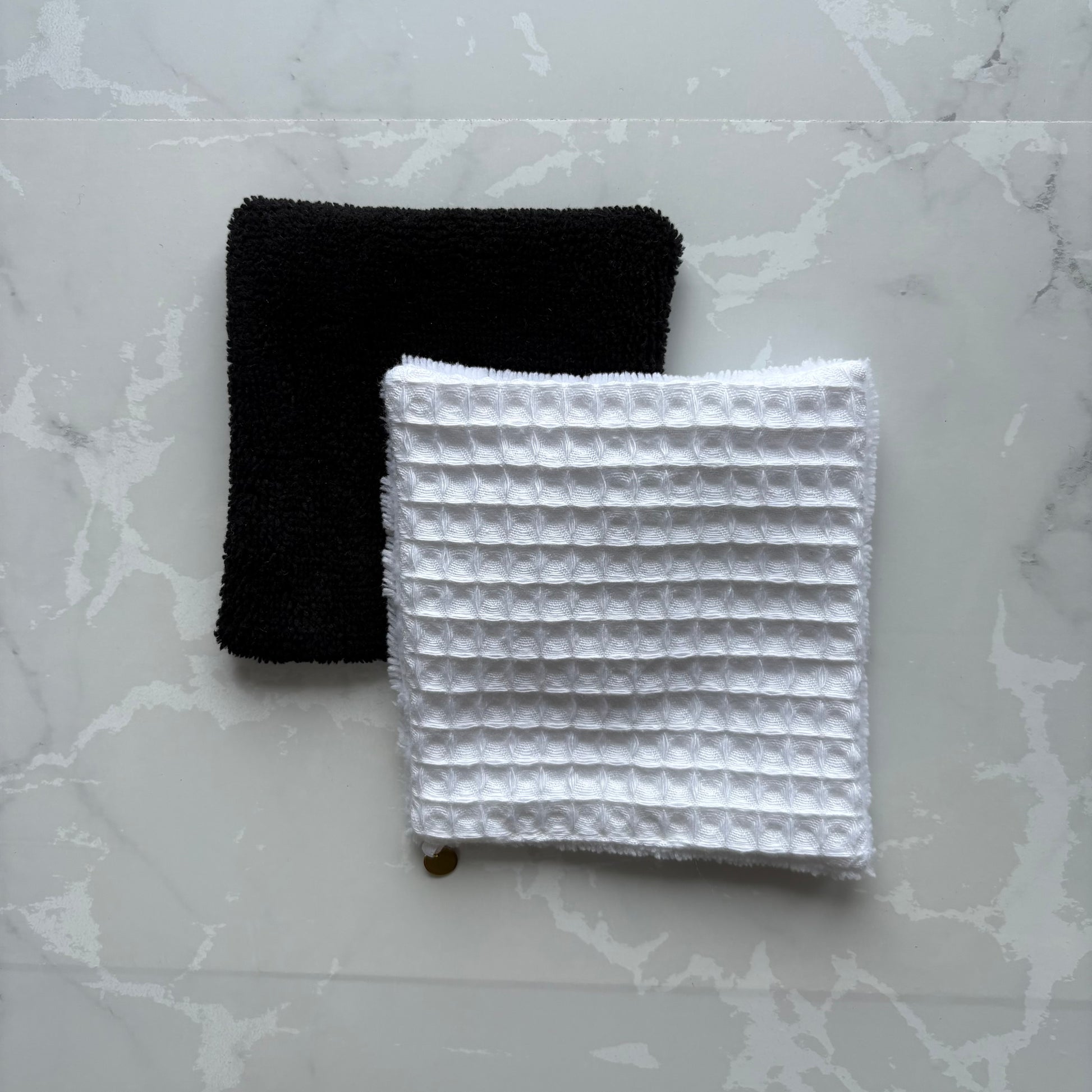 Coton réutilisable en éponge bambou  et nid d'abeille blanc avec logo en médaillon