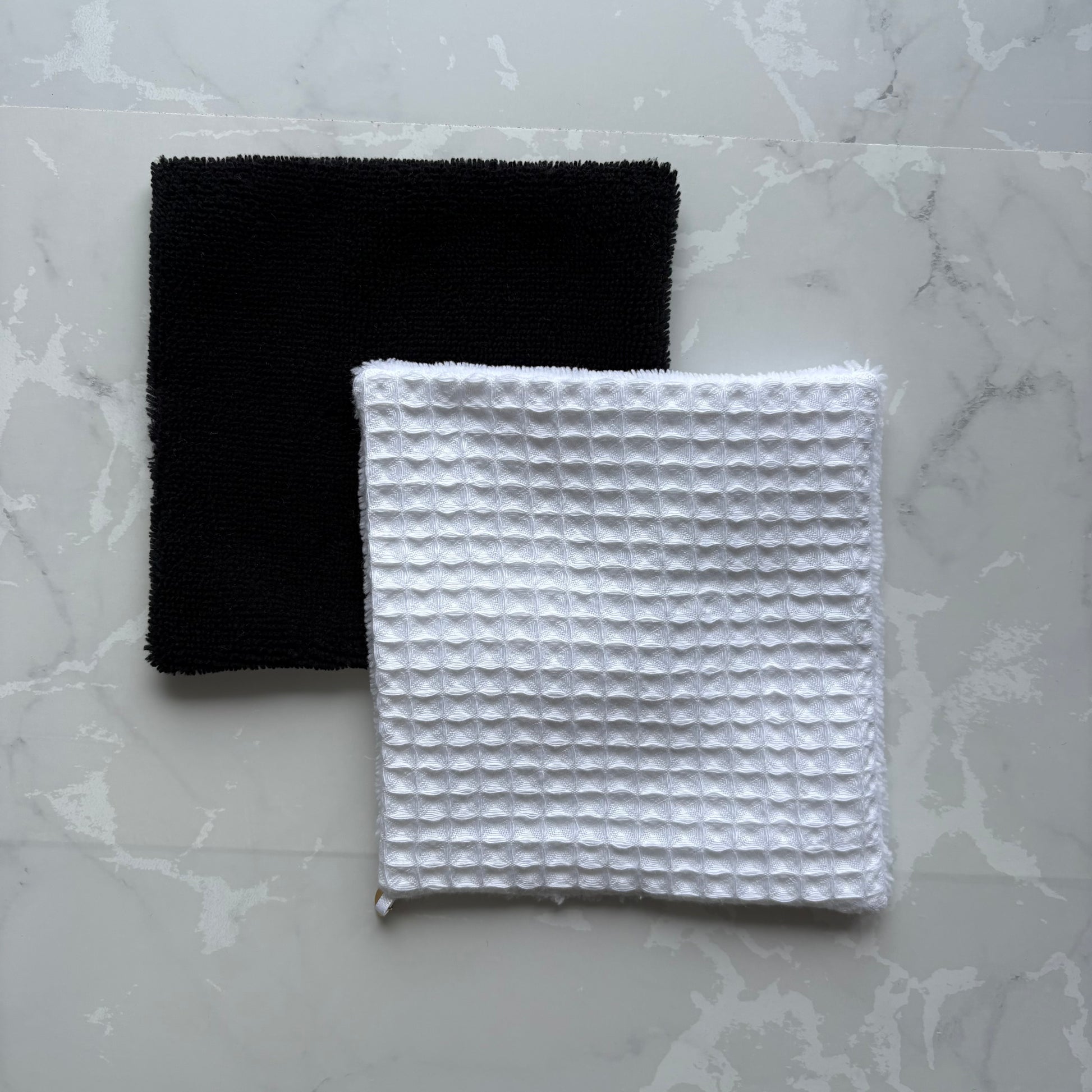 lingette reutilisable en éponge bambou et nid d'abeille blanc avec le logo en médaillon doré