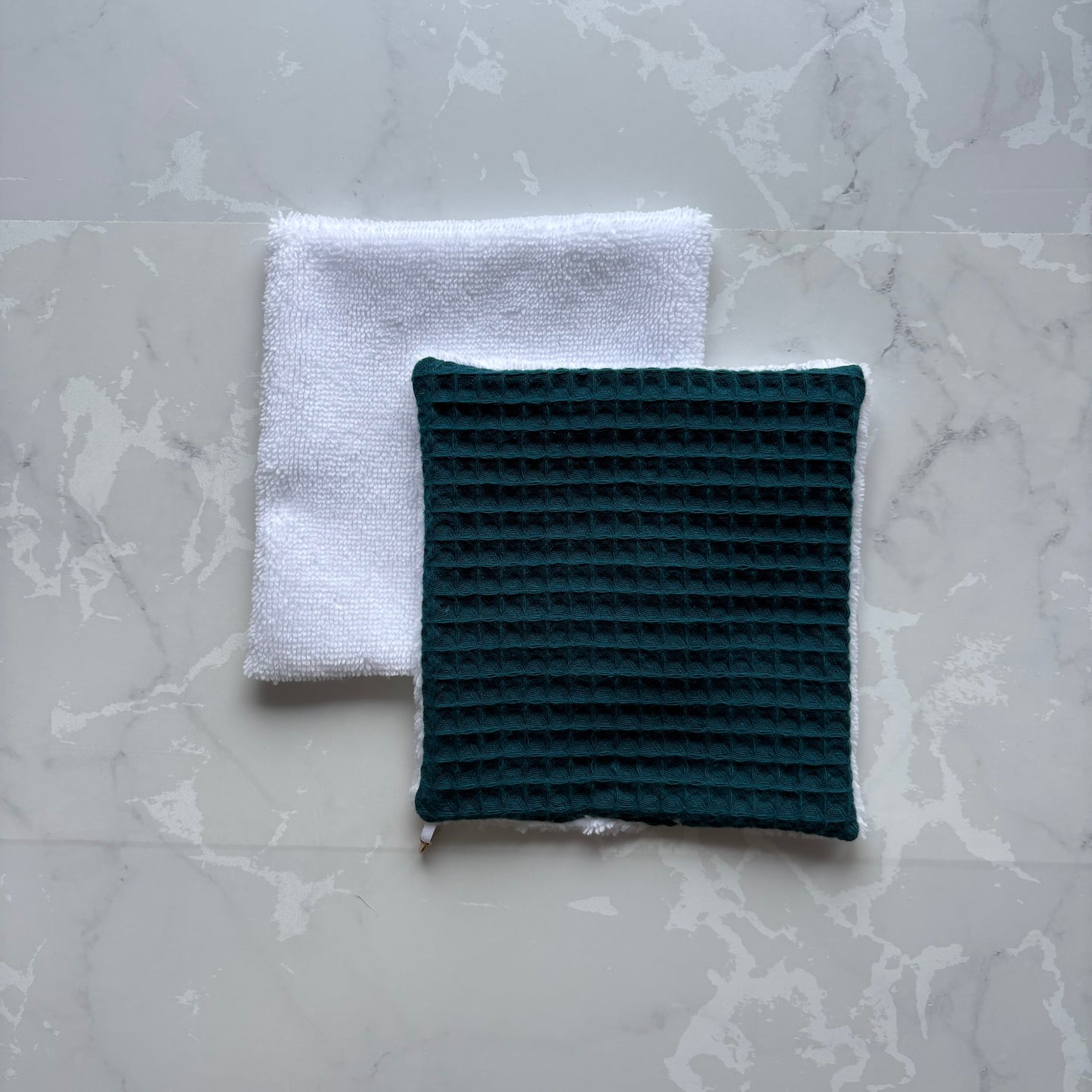 lingette reutilisable en éponge bambou blanc et nid d'abeille bleu canard avec le logo en médaillon doré