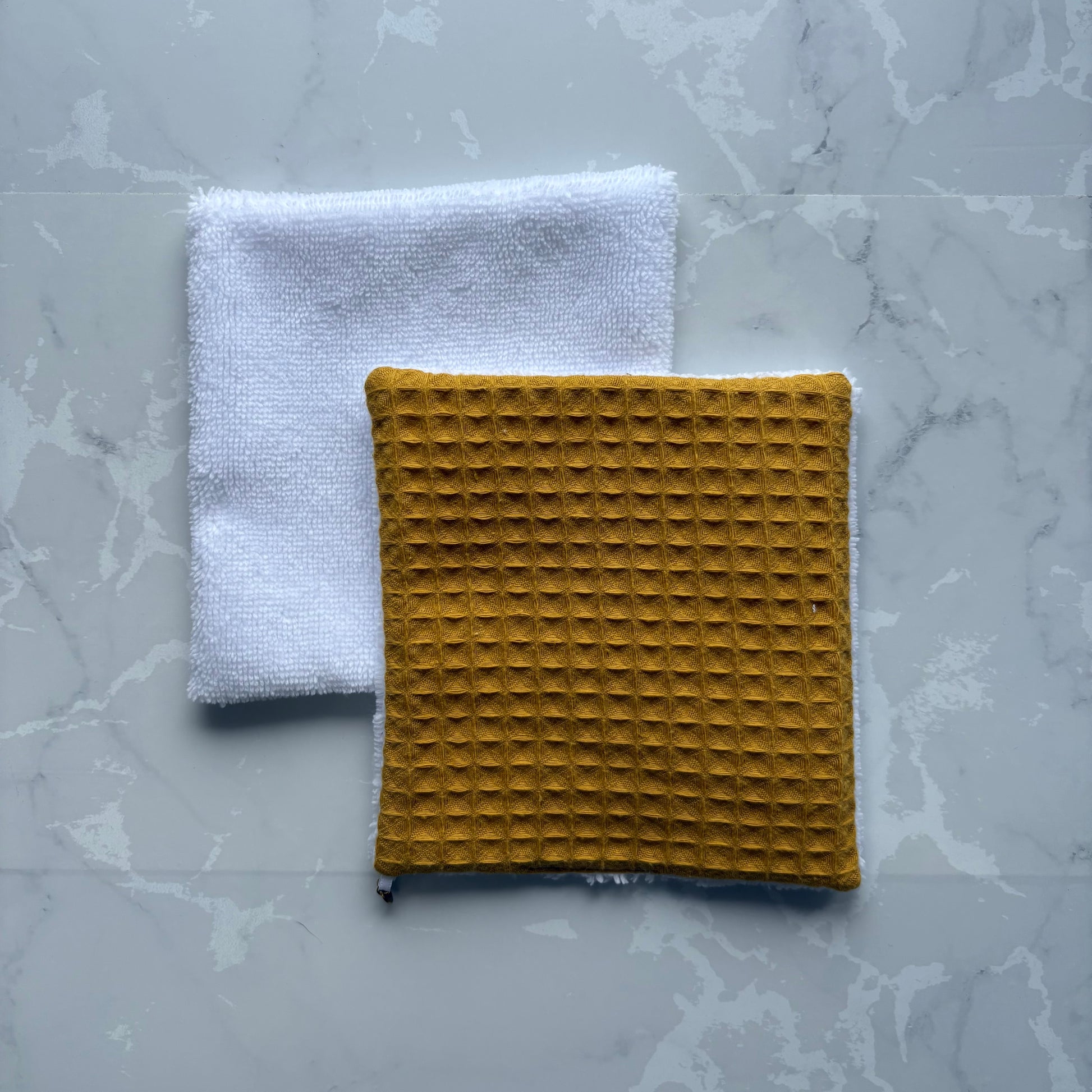 lingette reutilisable en éponge bambou blanc et nid d'abeille moutarde avec le logo en médaillon doré