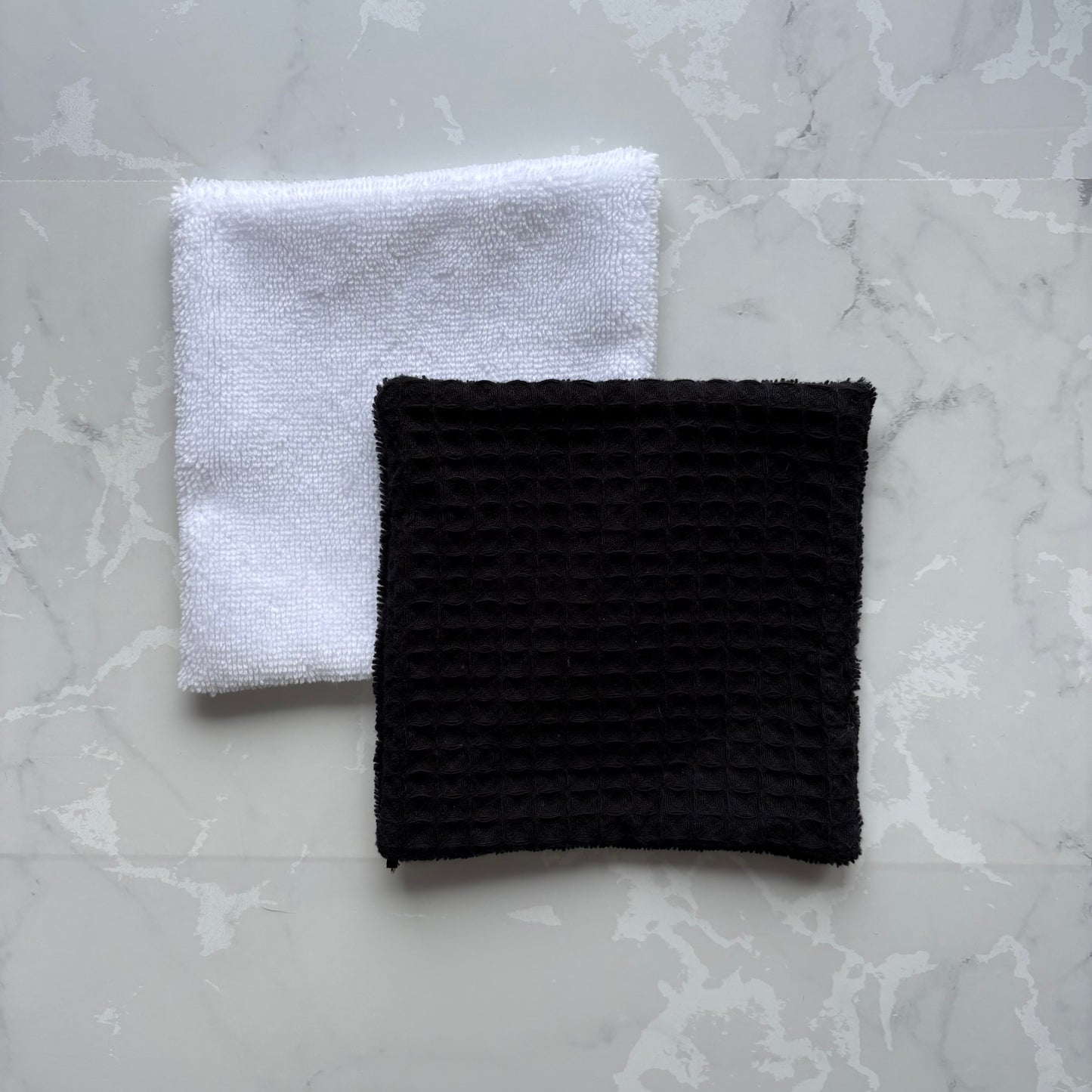 lingette reutilisable en éponge bambou et nid d'abeille noir avec le logo en médaillon doré