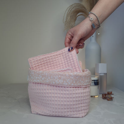 lingette réutilisable rose pale en nid d'abeille et eponge bambou blanc dans une paniere en nid d'abeille rose et tissu coton rose à fleurs blanches