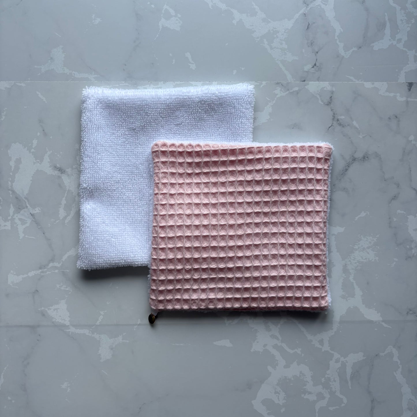 lingette reutilisable en éponge bambou blanc et nid d'abeille rose pale avec le logo en médaillon doré