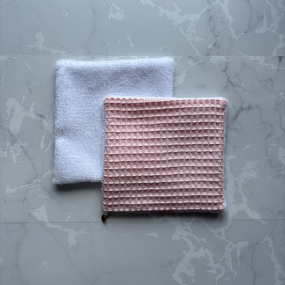 lingette reutilisable en éponge bambou blanc et nid d'abeille rose pale avec le logo en médaillon doré