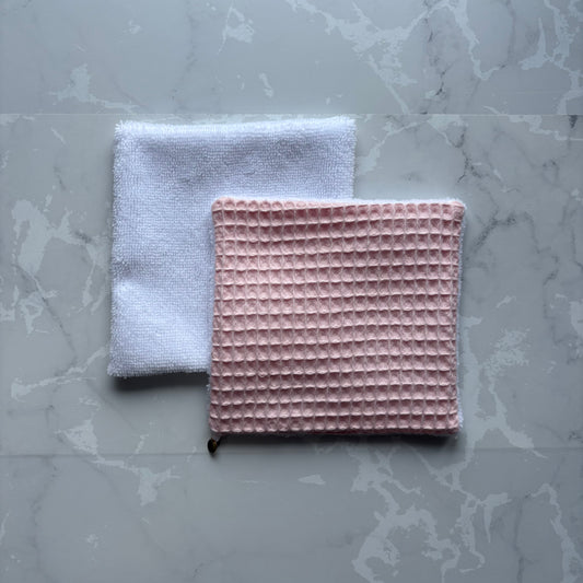 lingette reutilisable en éponge bambou blanc et nid d'abeille rose pale avec le logo en médaillon doré