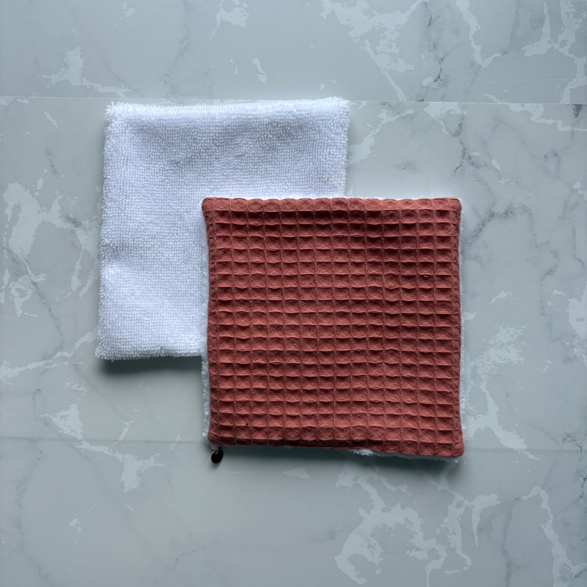 lingette reutilisable en éponge bambou blanc et nid d'abeille terracotta avec le logo en médaillon doré