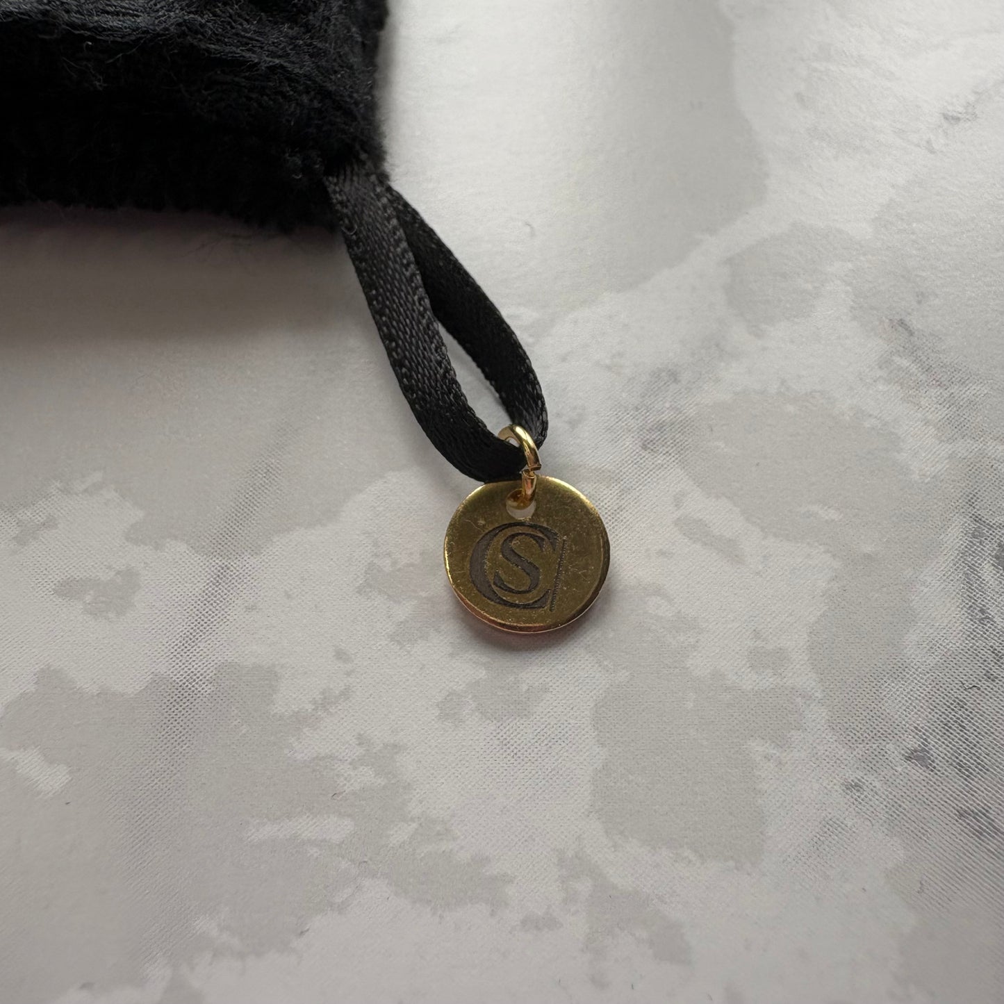 médaillon de la marque CSKIN