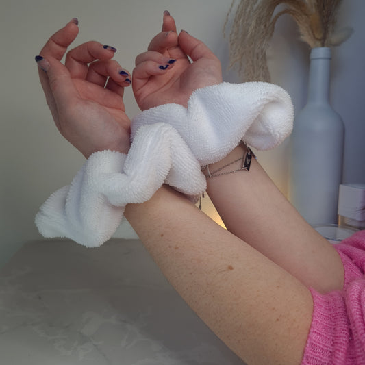 manchettes en éponge bambou blanc sur poignet
