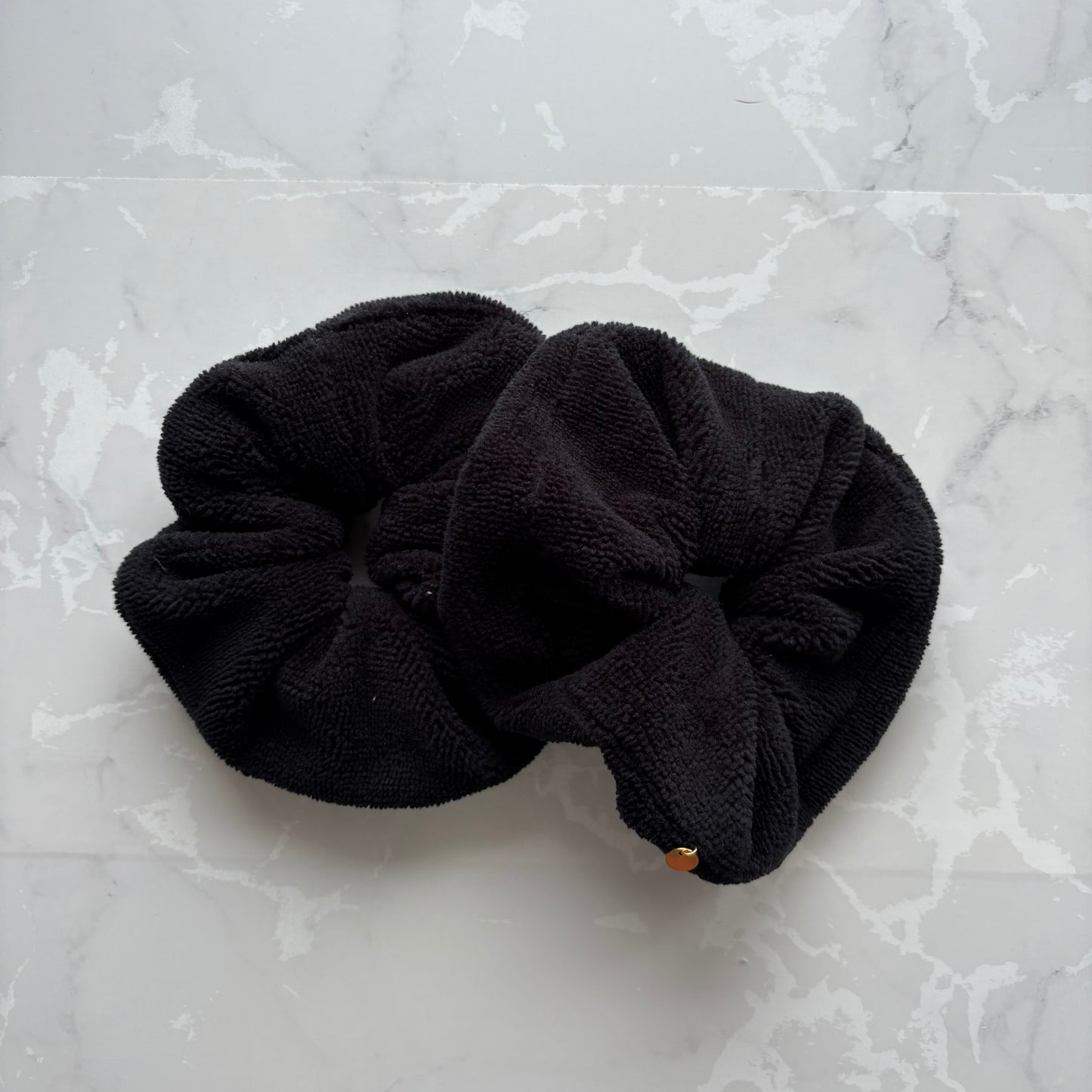 manchettes en éponge bambou noir avec médaillon logo doré