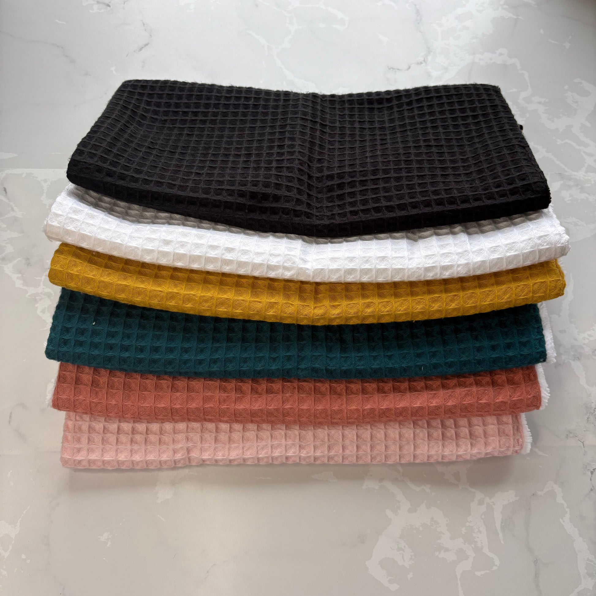 serviettes visage de différentes couleurs en éponge bambou et nid d'abeille