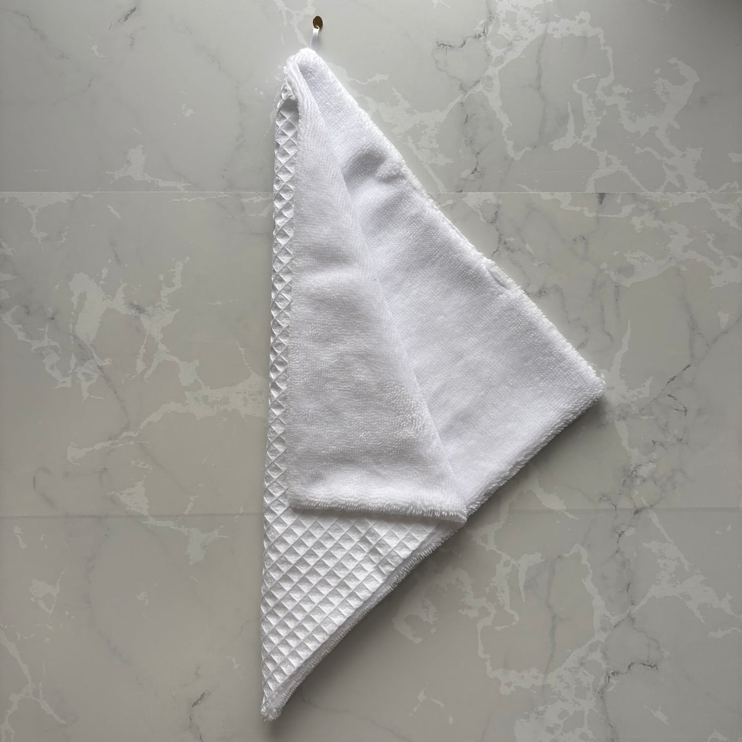 serviette visage en éponge bambou et nid d'abeille blanc avec un logo médaillon.