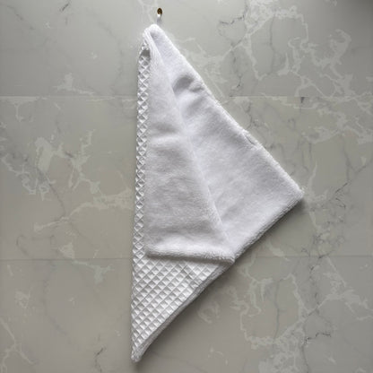 serviette visage en éponge bambou et nid d'abeille blanc avec un logo médaillon.