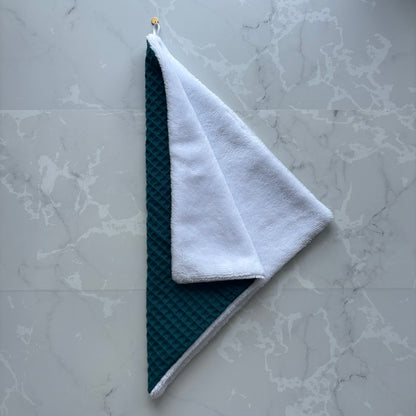 serviette visage en éponge bambou blanc et nid d'abeille bleu carnard avec un logo médaillon.