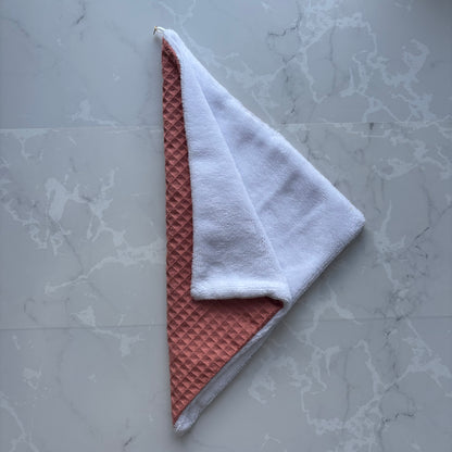 serviette visage en éponge bambou blanc et nid d'abeille terracottas avec un logo médaillon.