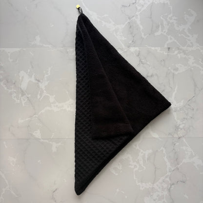 serviette visage en éponge bambou et nid d'abeille noir avec un logo médaillon.